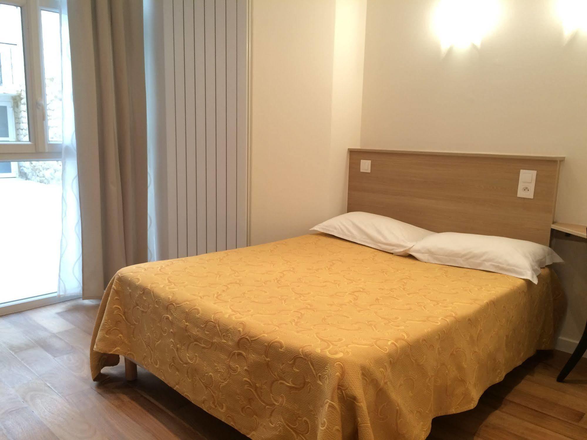 Mimosa Hotel *